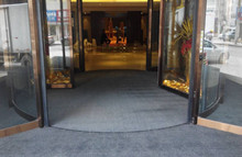 北約客維景酒店在轉(zhuǎn)門鋪設(shè)的吸水地墊
